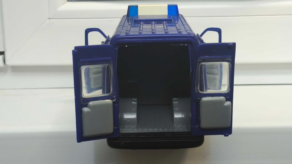 Машинка Mercedes Sprinter Police 1.24