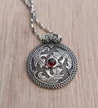 Srebrny naszyjnik kruczy triskelion z granatem