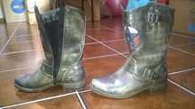 Par de botas cinza.