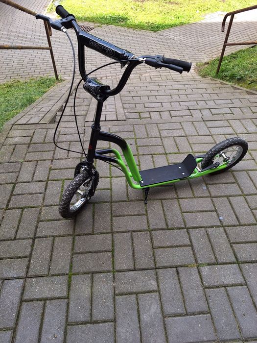 Hulajnoga na gumowych kółkach