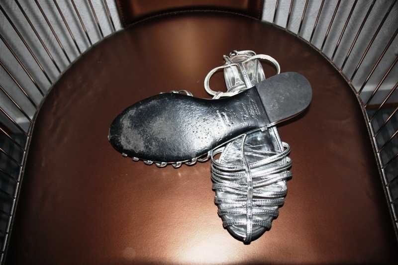 Sandálias em pele prateadas baixas da Massimo Dutti T. 37