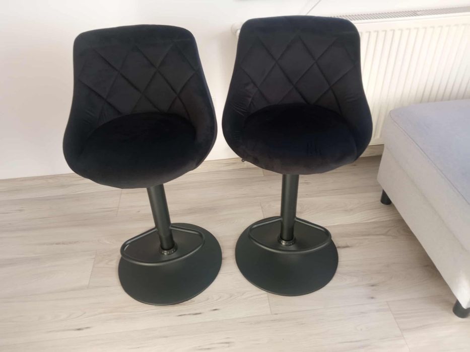 Nowy czarny hoker welurowy z oparciem