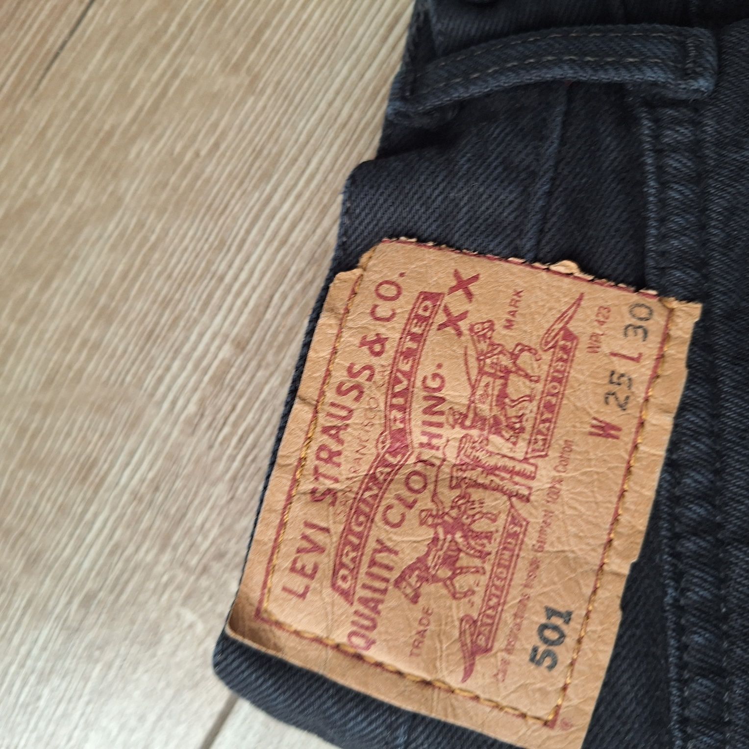 Czarne jeansy Levis W25L30