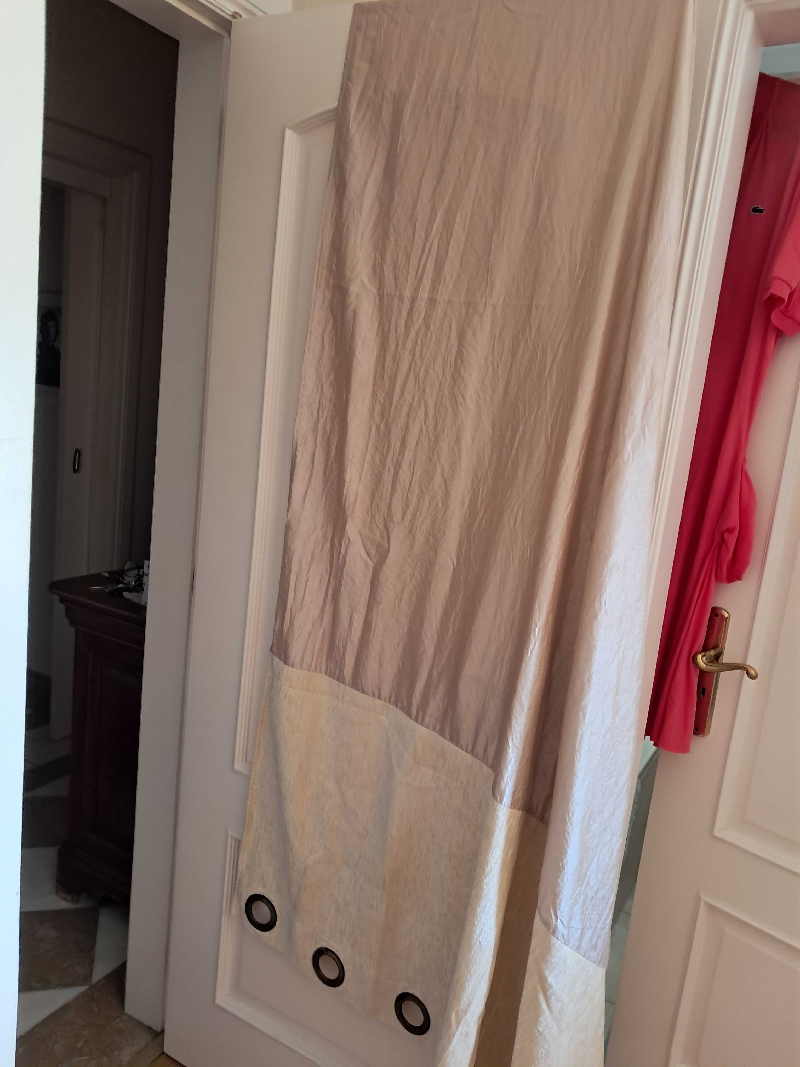 Cortinado com argolas  de tecido opaco cor creme