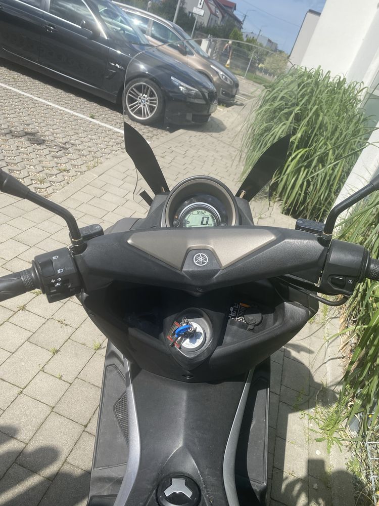 Skuter Yamaha nmax 125.