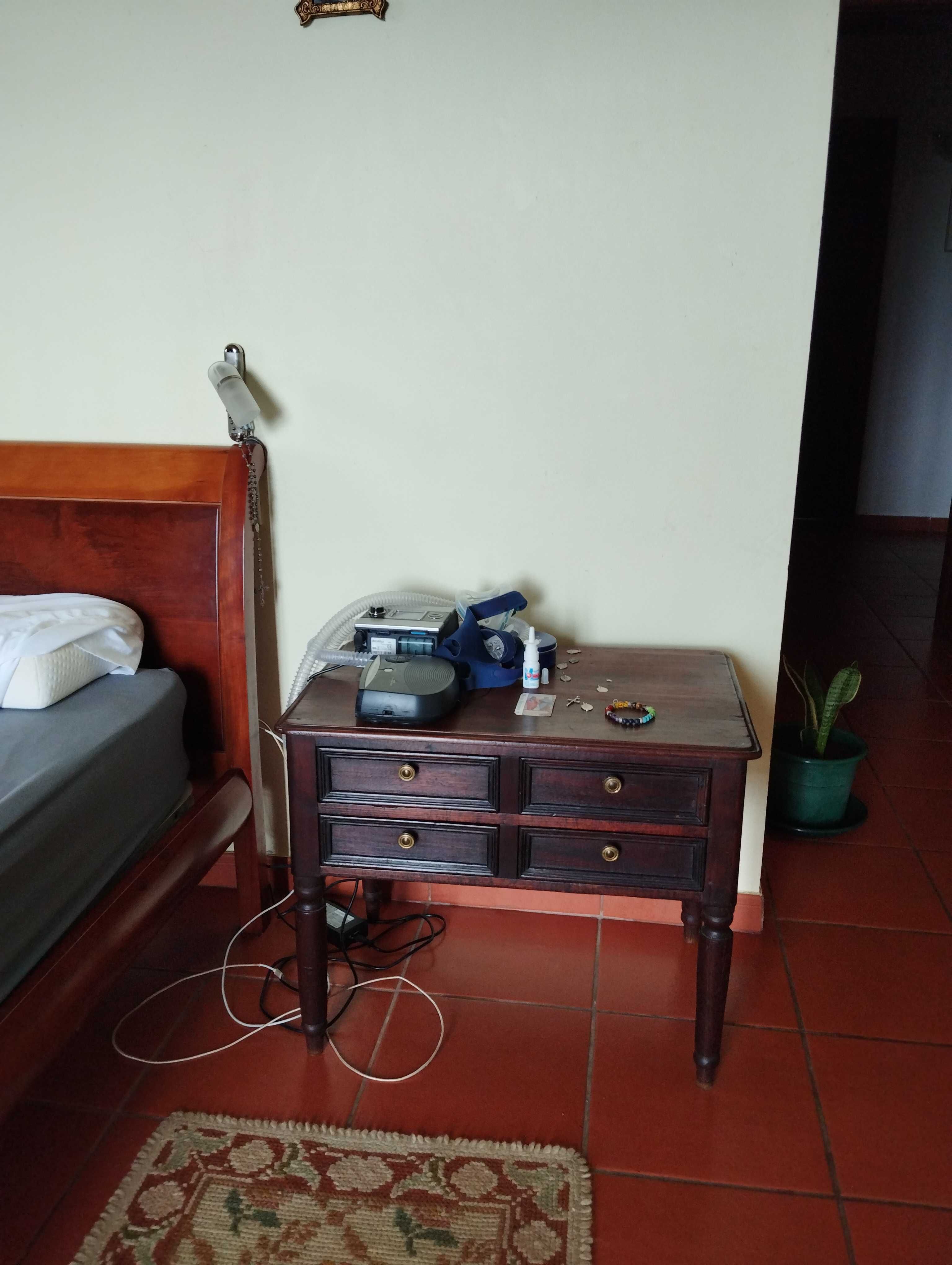 Mesa de costura em mogno