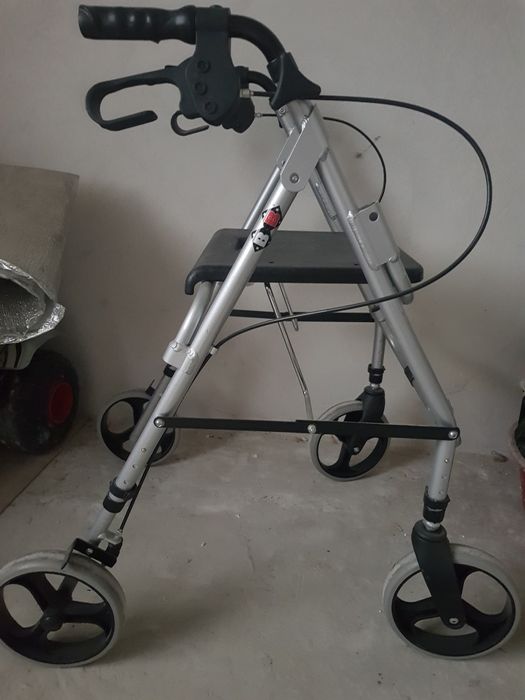 Ходунки, ролатор, візок для інвалідів