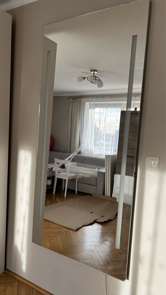Lustro z oświetleniem led