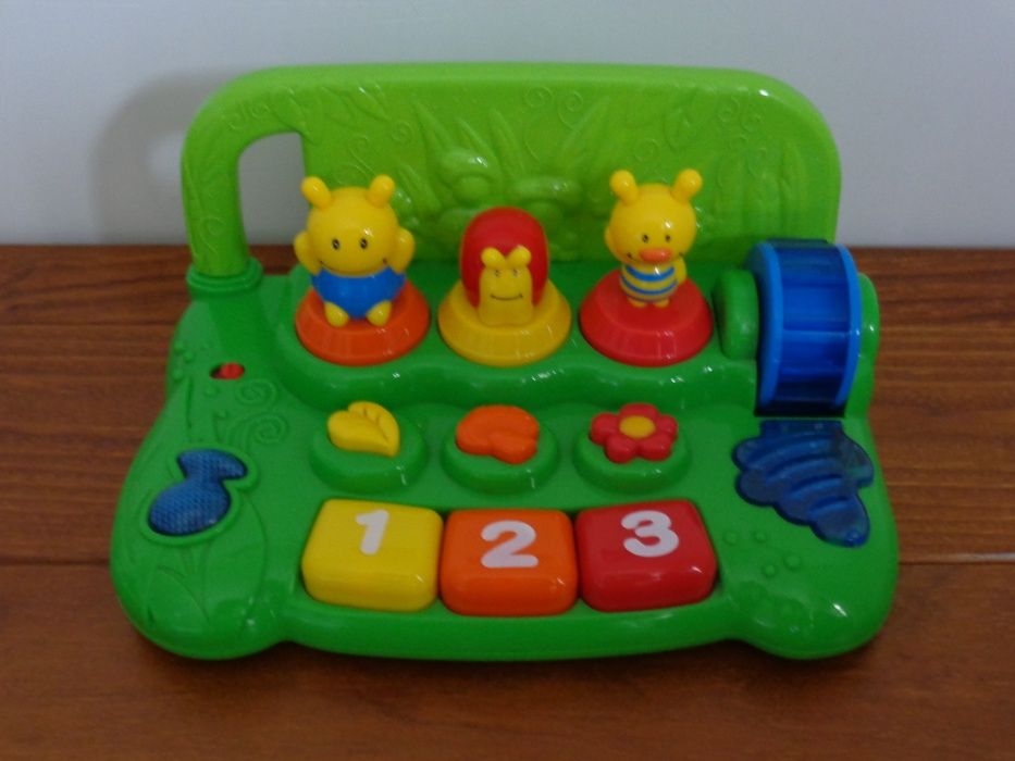Brinquedo com música para bébé