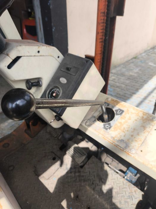 Empilhador Nissan 1500 kg Gás e Gasolina