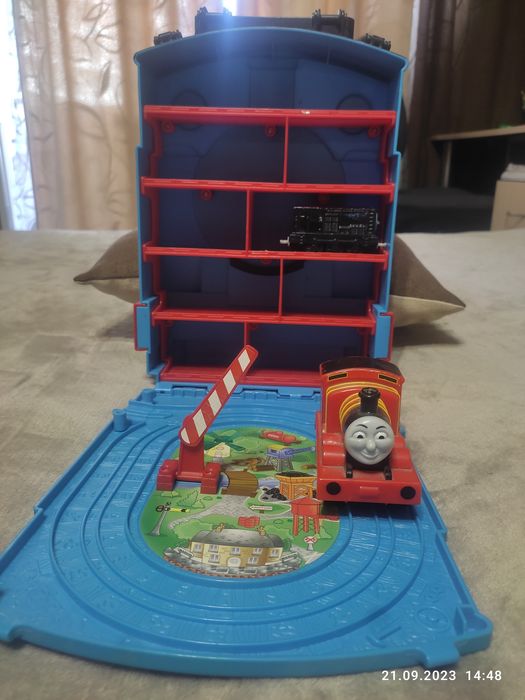 Продам колекціонну  іграшку кейс Томас для паровозиків.
