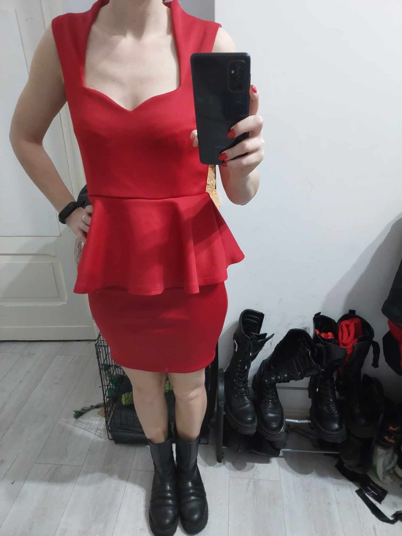 Sukienka czerwona obcisła L 40, falbanka