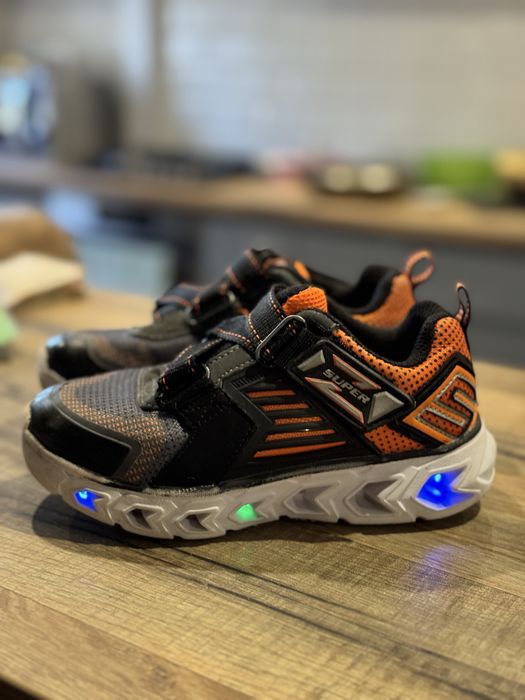Продам кроссовки Skechers 27 размер. Мигают