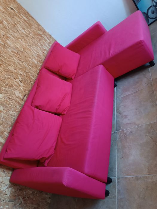 Sofá com chaise e faz cama