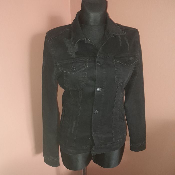 Kurtka z miękkiego czarnego jeansu.