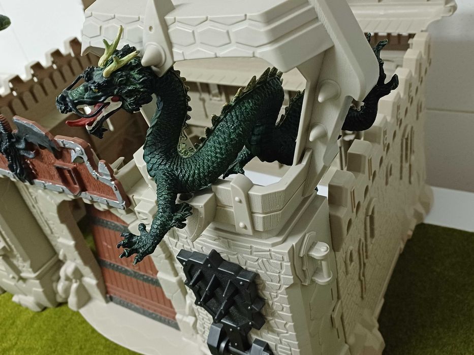 Castelo com 2 Dragões e 8 Cavaleiros Medievais