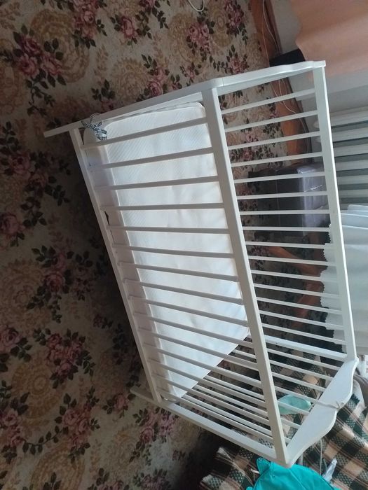 Łóżeczko do spania dla dziecka, drewniane z akcesoriami.