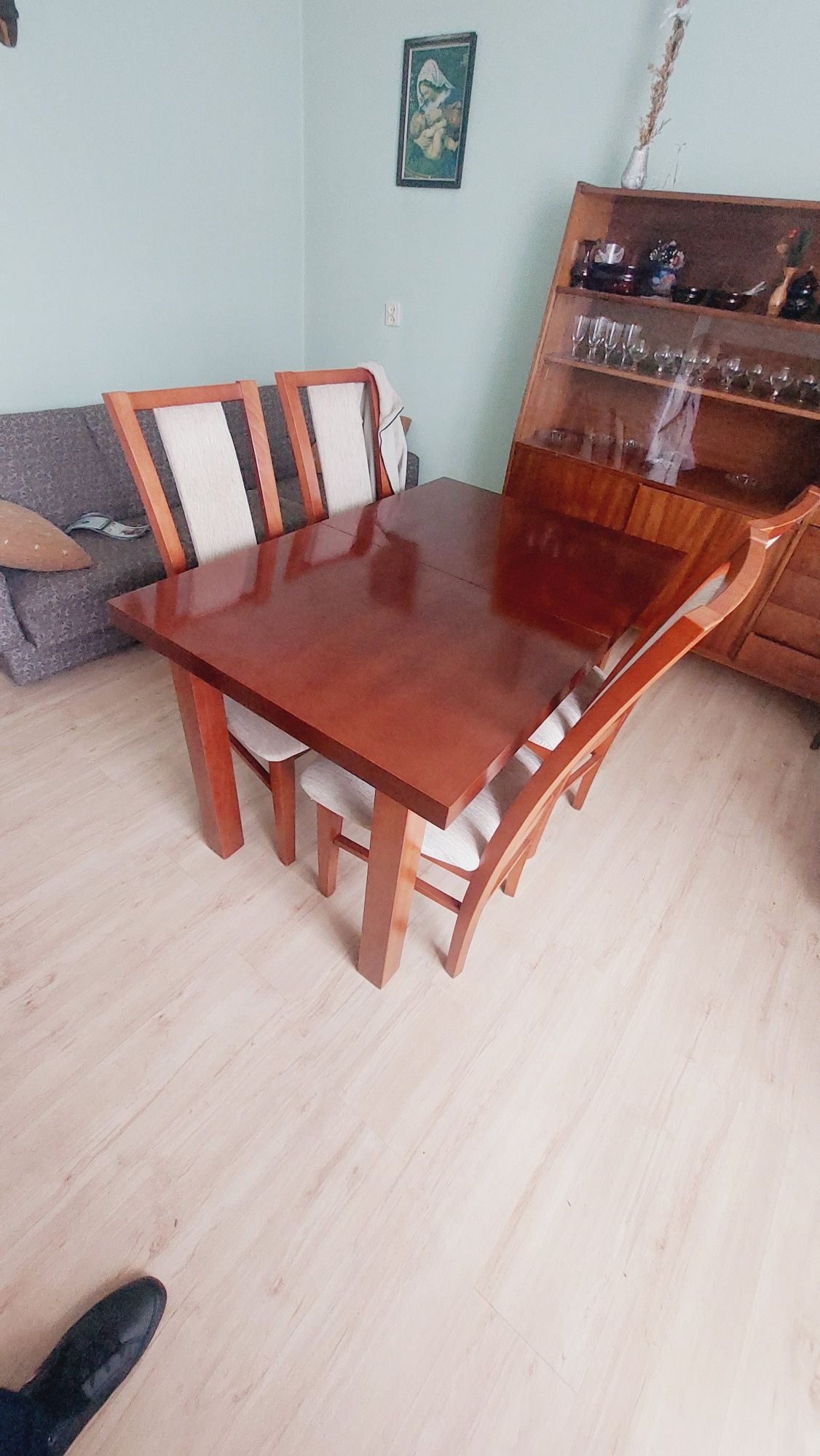 Stabilny stół rozkładany z czterema krzesłami tapicerowanymi Super sta