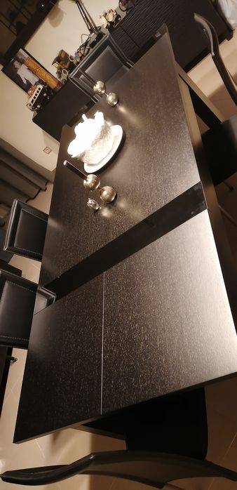 Mesa e cadeiras pretas