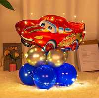 Фольгована кулька на стійці із повітряних кульок з гірляндою