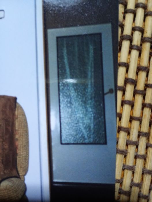 Białe drzwi z szybą