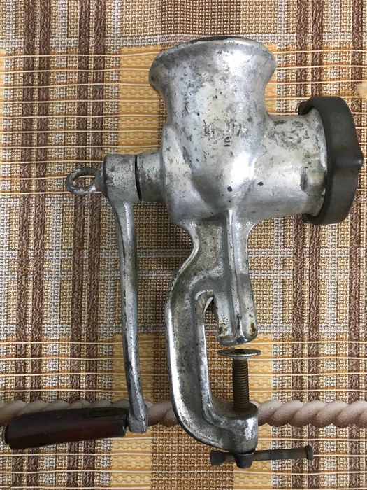 Мясорубка механічна ручна.