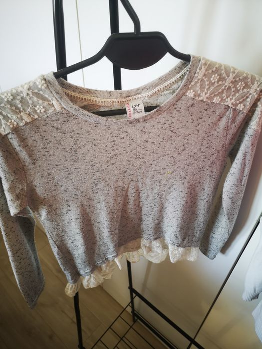 Swetry biała bluzka koszule 140