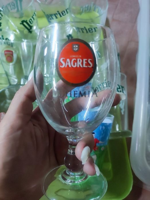 Copos de vidro e chávenas