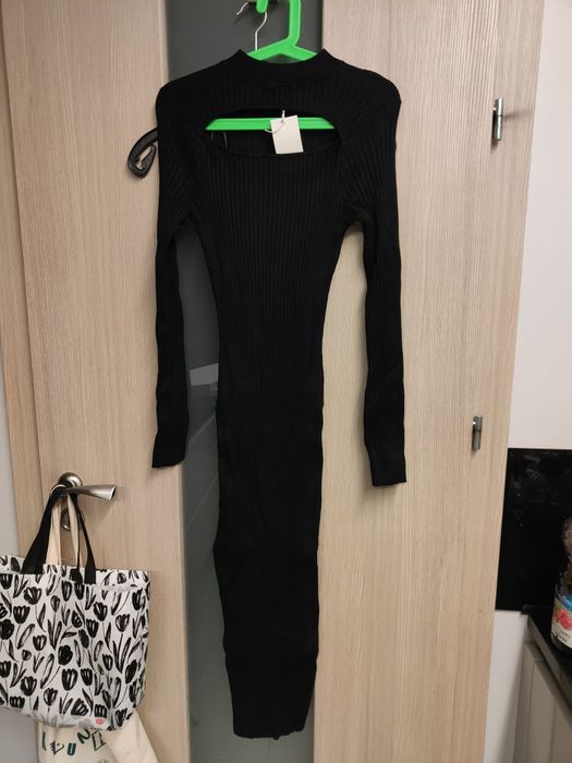 Piękna czarna nowa maxi sukienka prążek dekold łezka