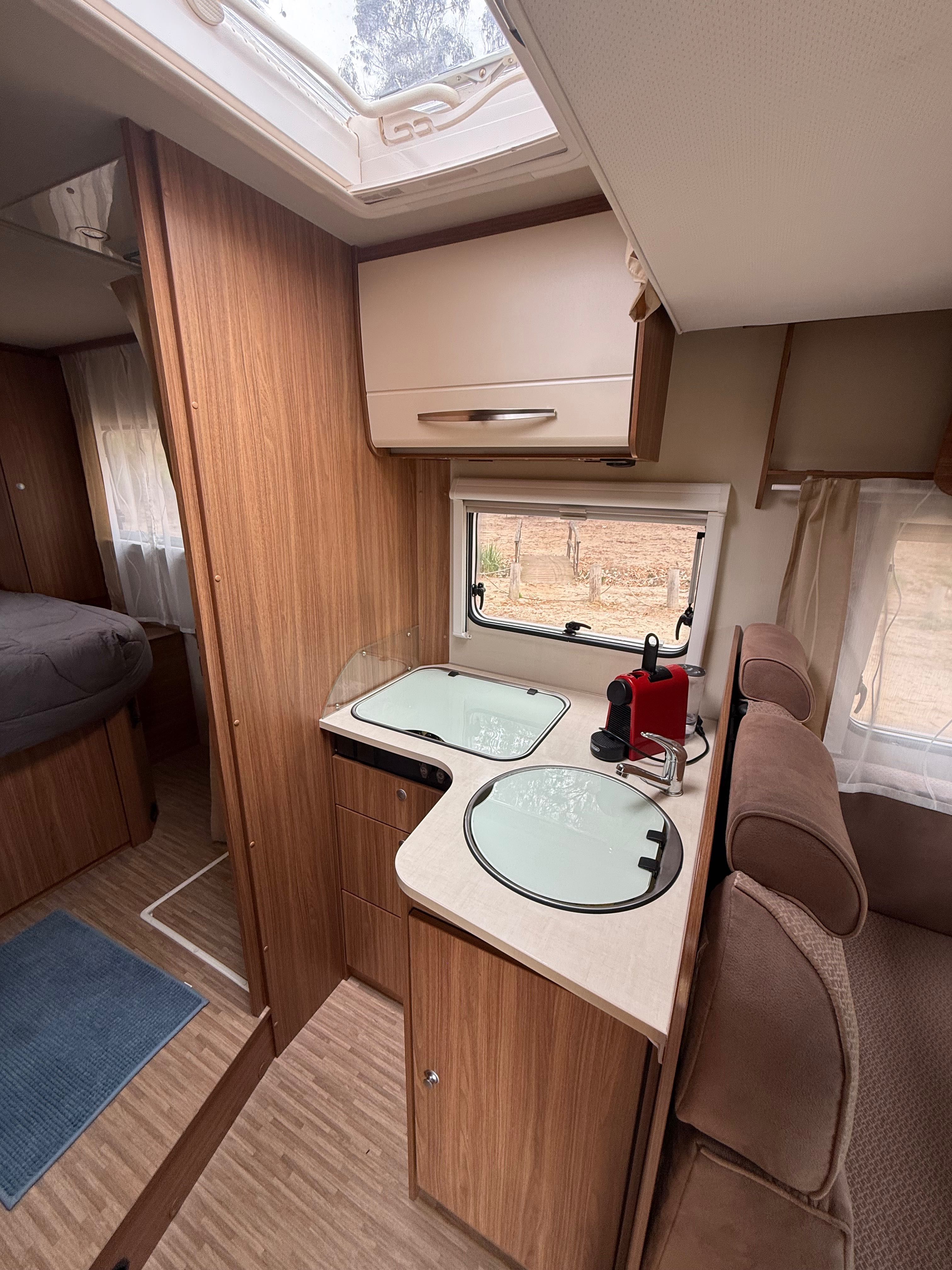 Autocaravana perfilada cama central e basculante
