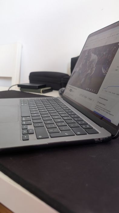 MacBook Air M2 8gb 256 RAM com capa escura