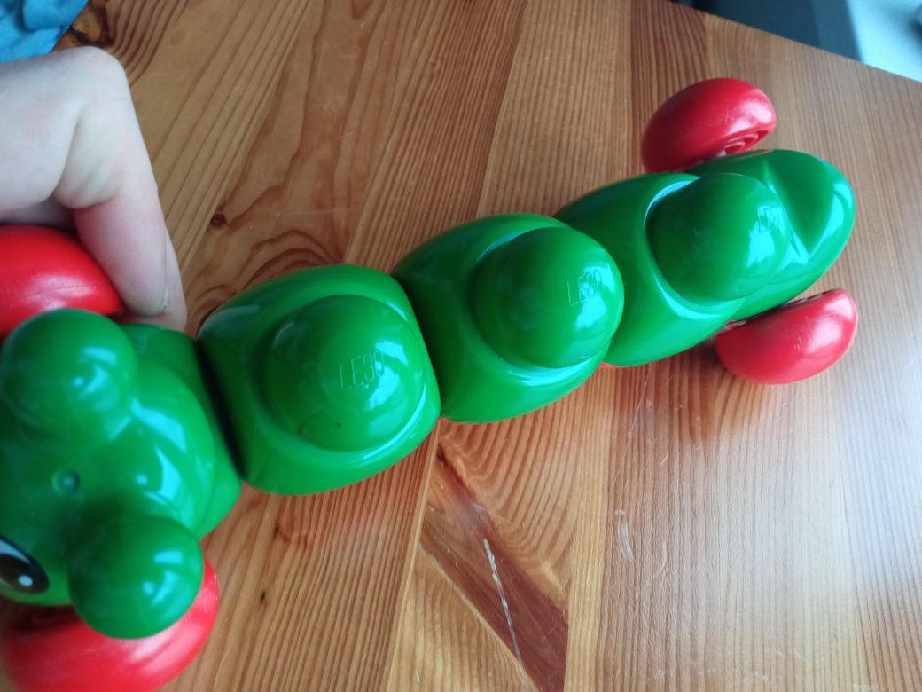 Zielono-czerwona gąsienica Lego Duplo