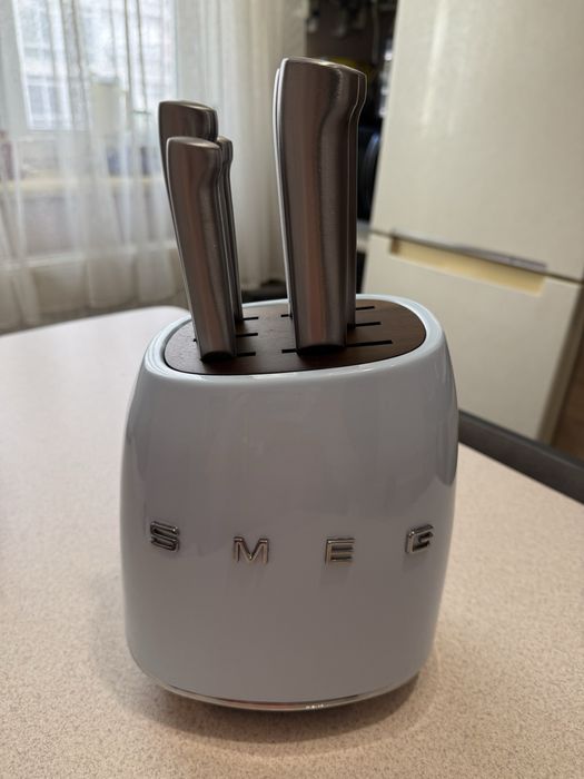 Набір ножів Smeg з підставкою ,6 ножів + підставка
