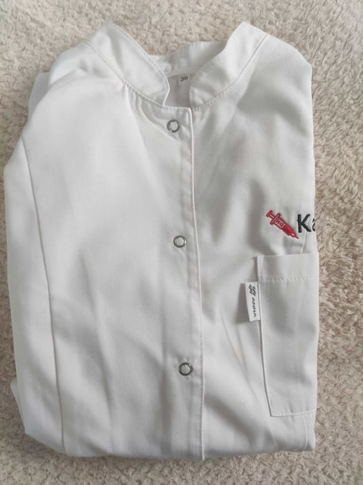 Fartuch medyczny damski z wyhaftowanym imieniem