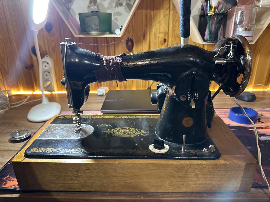 Старенька елекрична швейна машинка