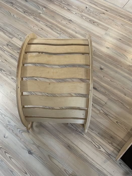 Drewniana bujaczka Montessori + 2 rampy (gładka i z chwytami)