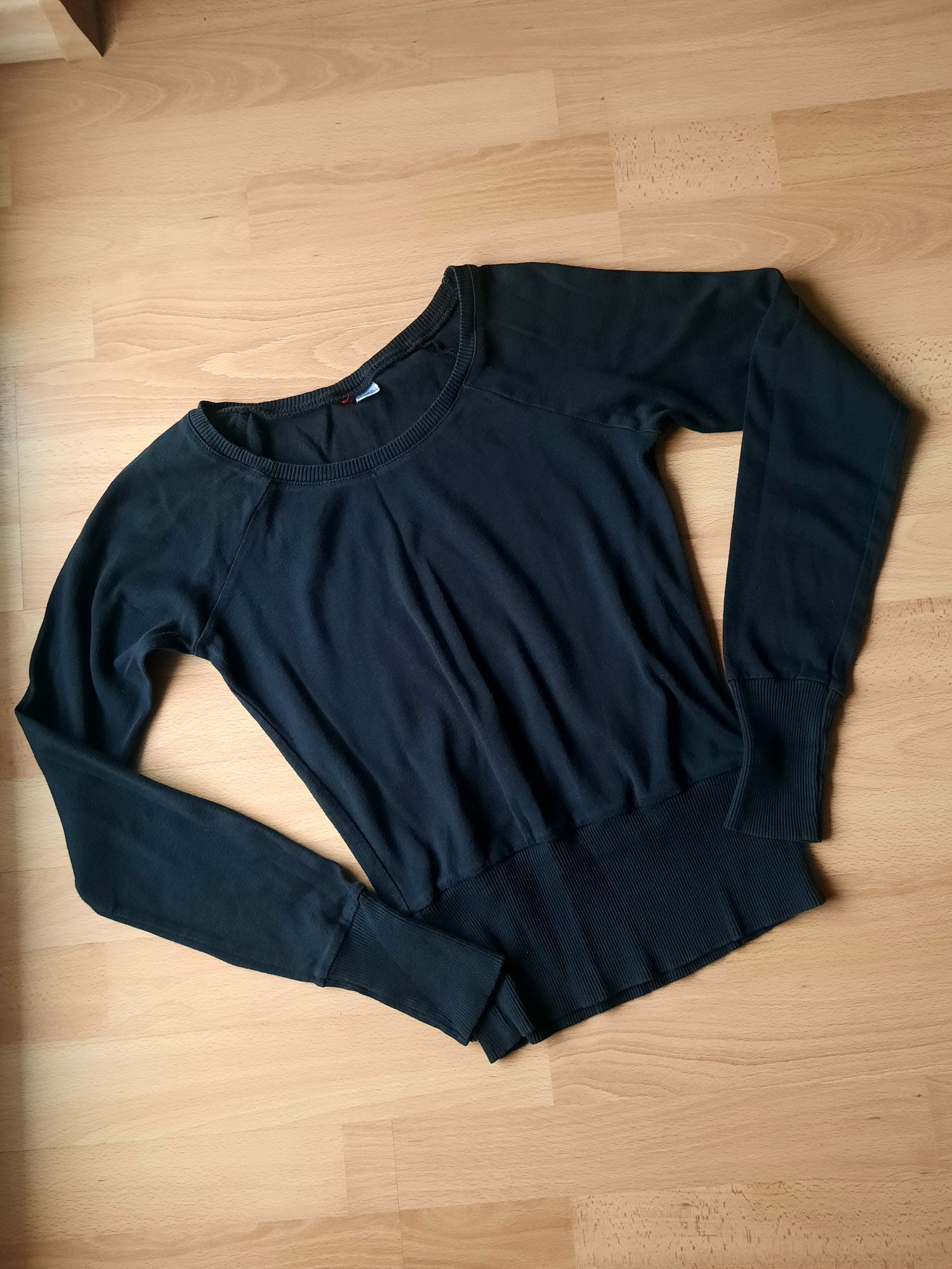 Sweter czarny z szerokimi ściągaczami