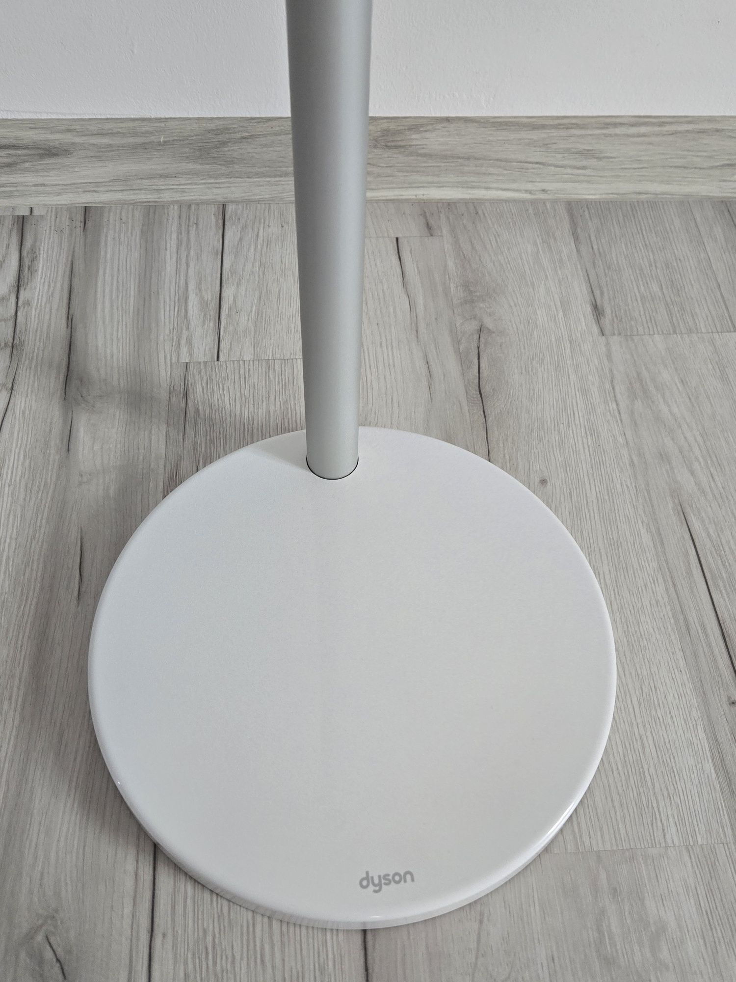 Stacja dokująca Grab and Go do Dyson V12
