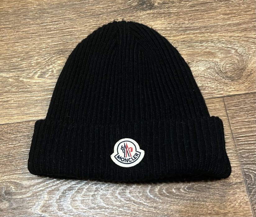 Шапка Moncler отличная