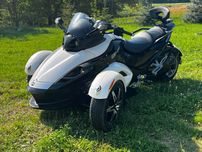 trójkołowiec Can-am spyder poj. 1000m3