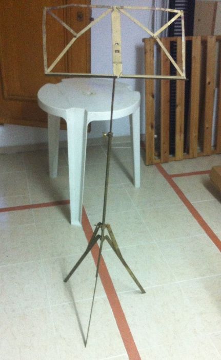Tripé antigo para pautas musicais