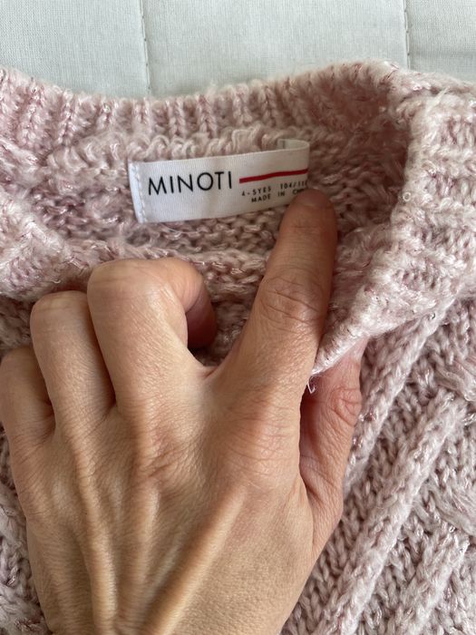 Gruby sweter Minoti 104 110 pudrowy róż sweterek błyszcząca nitka
