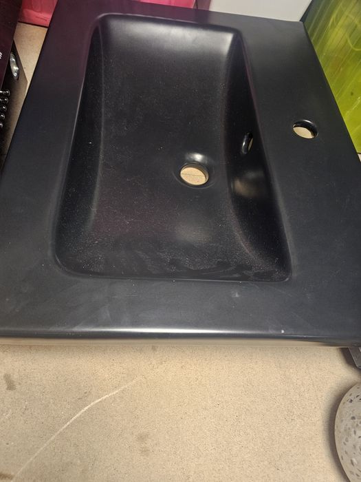Czarna ceramiczna umywalka o wymiarach 61,5/46,5 cm