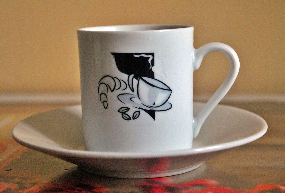 Filiżanki ceramiczne z talerzykiem – 6 szt.