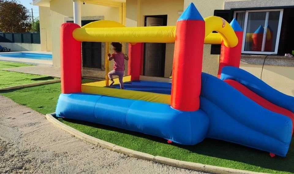Castelo insuflável com trampolim e escorrega + Bomba de Ar
