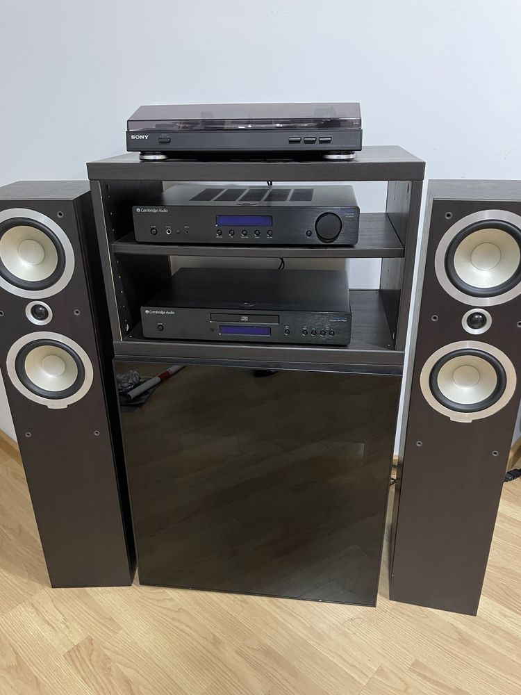 Sistema Hi-Fi (vinil gira-discos, amplificador, leitor cd, colunas)