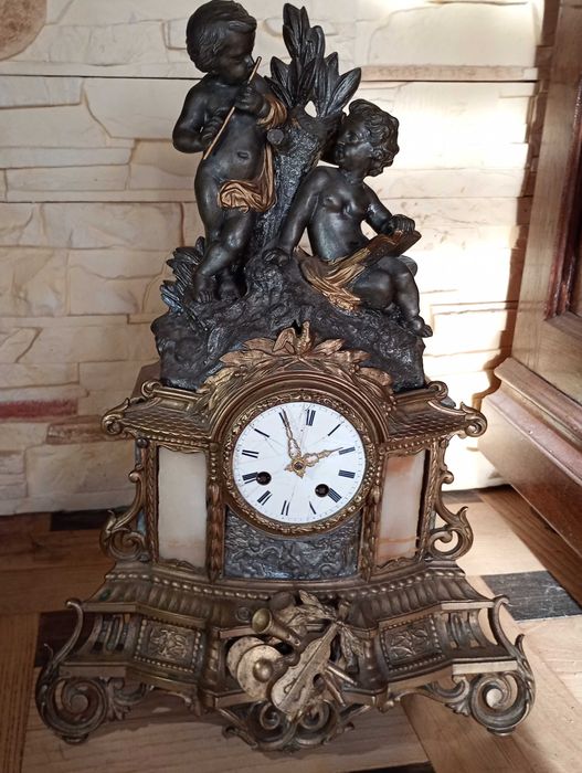 antyczny kominkowy zegar