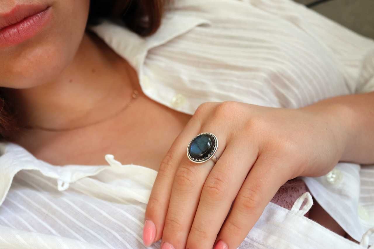 Srebrny pierścionek Meriam z Naturalnym Labradorytem Limit. Kolekcja
