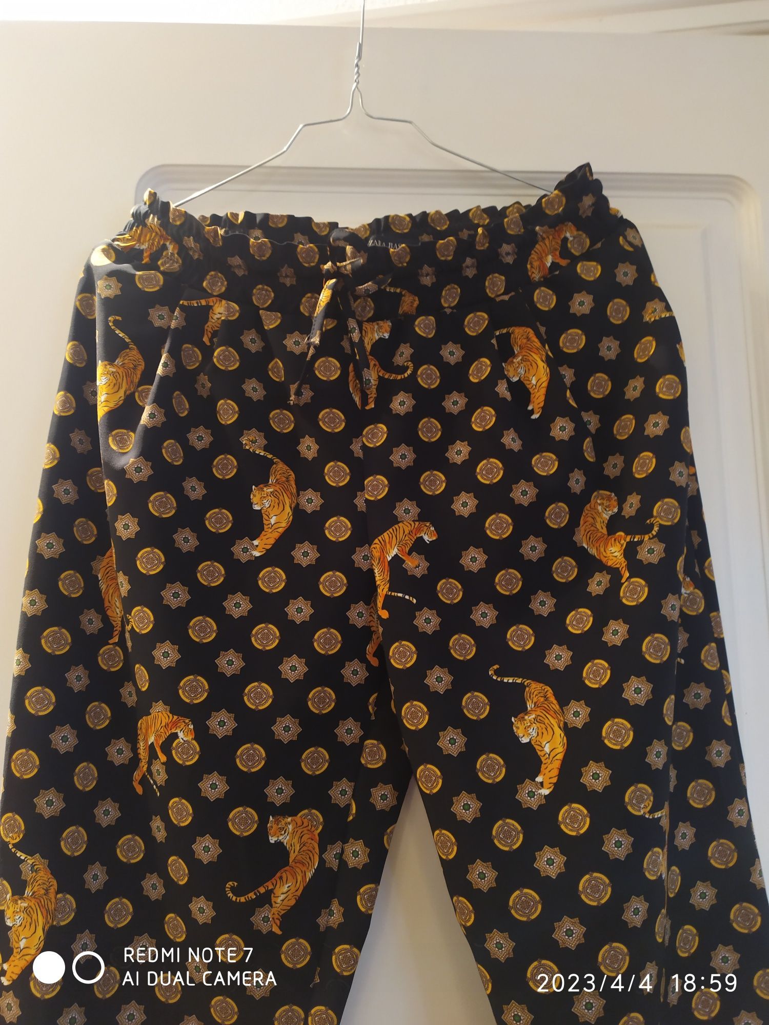 Calça Zara tamanho S estampado animal