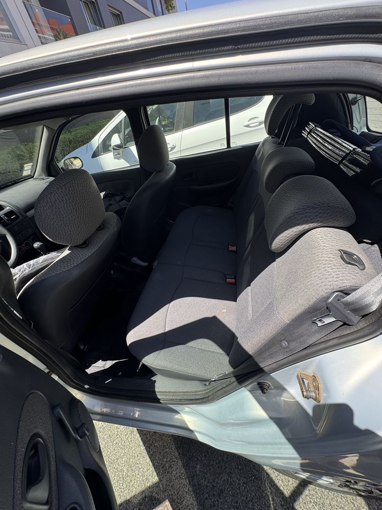 Renault Clio II fase III E04 Ano 2004 - 1.2 16V
